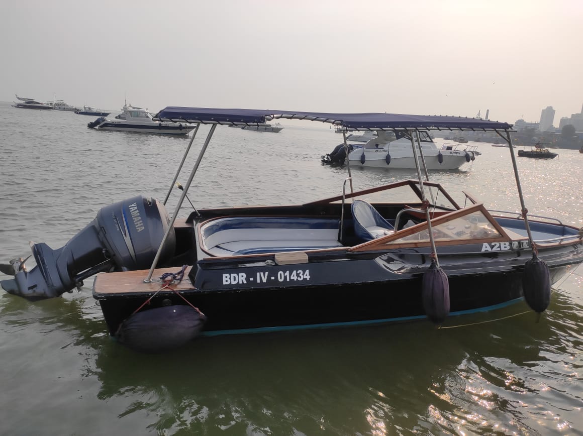 Lancer 21 Speedboat on Charter in Mumbai